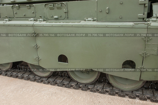Новая российская самоходная 152-мм гаубица 2С19М2 "Мста-СМ" на полигоне Алабино, Международном военно-техническом форум "Армия-2019" в парке "Патриот", Московская область, вид на гусеницу. Редакционное фото, фотограф Малышев Андрей / Фотобанк Лори