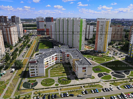Новая школа в районе новостроек в Новых Химках и жилые дома на улицах Родионова и Марии Рубцовой (2020 год). Стоковое фото, фотограф Александр Замараев / Фотобанк Лори