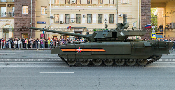 Новейший танк Т-14 "Армата" на ночной репетиции парада в честь 71-ой годовщины Победы в Великой Отечественной войне. Москва, 2016. Редакционное фото, фотограф Алексей Бок / Фотобанк Лори