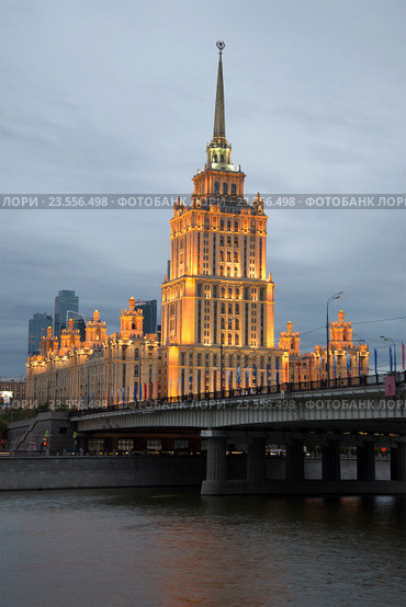 Новоарбатский мост и гостиница "Украина" сумрачным сентябрьским вечером. Москва (2016 год). Редакционное фото, фотограф Виктор Карасев / Фотобанк Лори