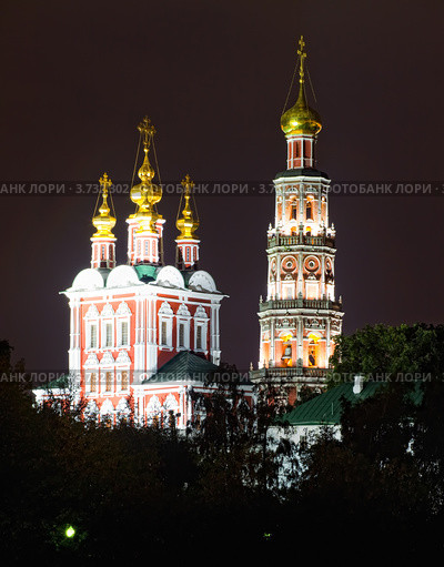 Новодевичий монастырь ночью, Москва (2009 год). Редакционное фото, фотограф Julia Shepeleva / Фотобанк Лори