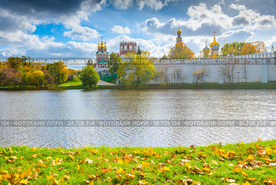 Новодевичий монастырь. Осень. Москва. Россия (2022 год). Стоковое фото, фотограф E. O. / Фотобанк Лори