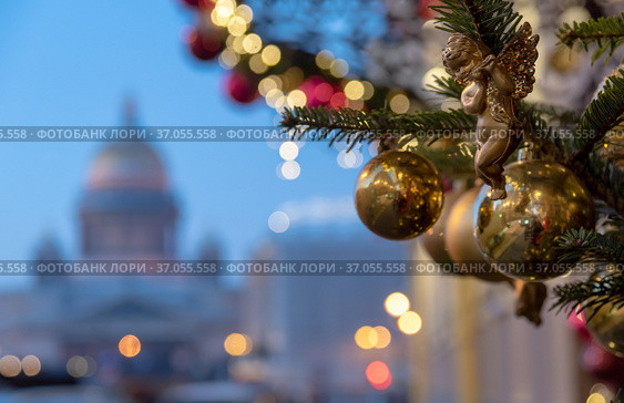 Новогодние украшения в центре города на фоне Исаакиевского собора. Санкт-Петербург (2021 год). Стоковое фото, фотограф Румянцева Наталия / Фотобанк Лори