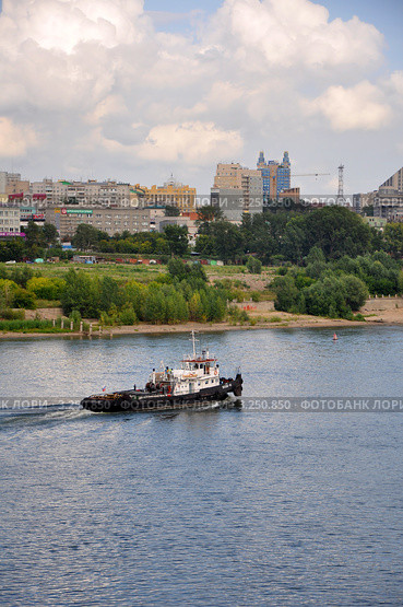 Новосибирск, речной буксир идет по Оби на фоне города (2011 год). Редакционное фото, фотограф Анна Мартынова / Фотобанк Лори