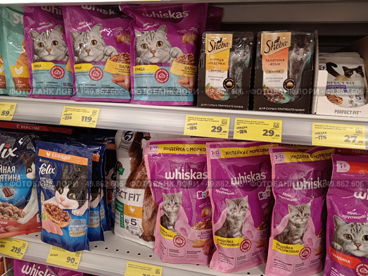 Novosibirsk, Russia, June 11, 2025 - assortment of pet food on the supermarket shelf, Felix, Whiskas, Sheba, Perfect Fit. Редакционное фото, фотограф Светлана Леуто / Фотобанк Лори