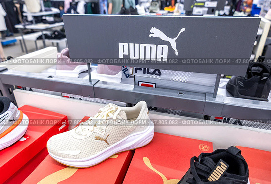 Новые стильные кроссовки Puma. Puma — немецкий бренд, который занимается маркетингом, дистрибуцией и лицензированием обуви и одежды в розничных магазинах. Спортивная обувь. Редакционное фото, фотограф FotograFF / Фотобанк Лори