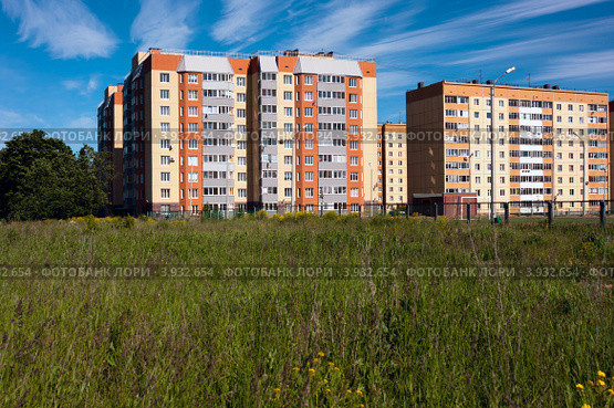 Новые жилые многоэтажные дома на поле с зеленой травой (2012 год). Стоковое фото, фотограф Сергей Шустов / Фотобанк Лори