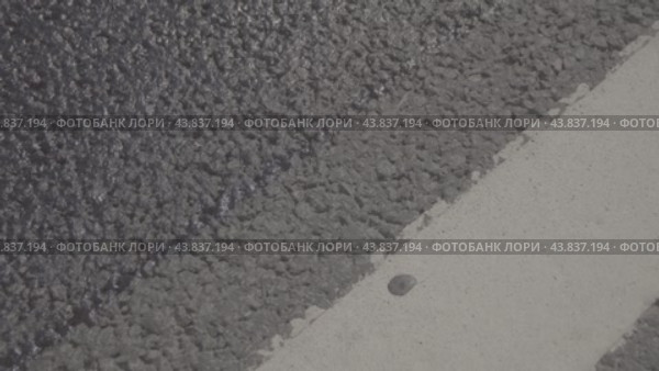 Новый асфальт, щебеночный-мастичный слой, трасса, дорога new asphalt, crushed stone-mastic layer, highway, road. Стоковое видео, видеограф Опока Алексей / Фотобанк Лори