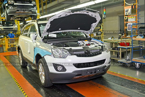 Новый легковой автомобиль KIA сошел с конвейерной линии сборочного цеха. Автомобильный завод (2014 год). Редакционное фото, фотограф Ирина Борсученко / Фотобанк Лори