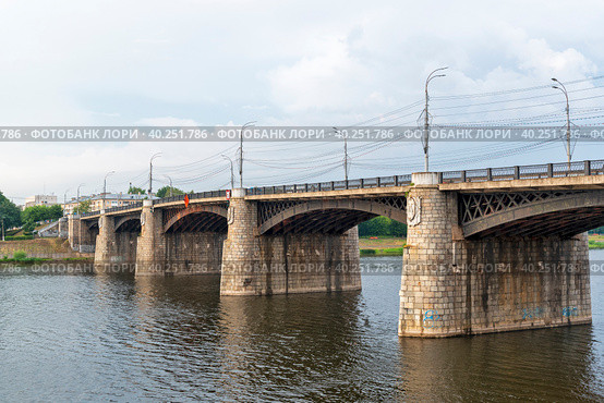 Новый (Нововолжский) мост через Волгу. Тверь (2022 год). Редакционное фото, фотограф Александр Щепин / Фотобанк Лори