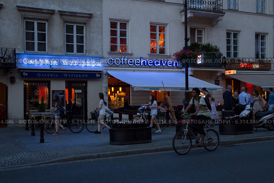 Nowy Њwiat street at night - bakery Galeria Wypiekуw Piotr Lubaszka and cafe Coffee Heaven. Редакционное фото, агентство BE&W Photo / Фотобанк Лори