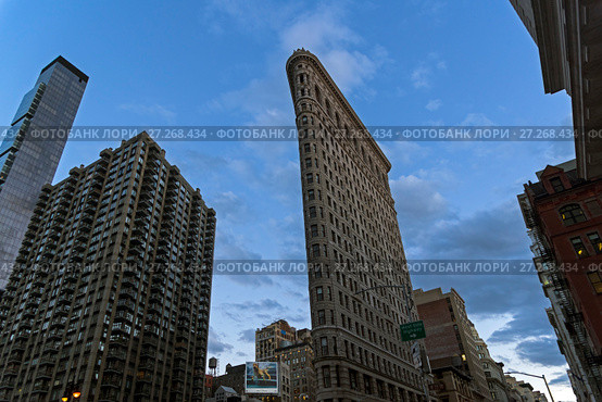 Нью-Йорк, Манхэттен.Знаменитый "утюг" (Flatiron Building) на фоне вечернего неба. (2017 год). Редакционное фото, фотограф Сергей Рыбин / Фотобанк Лори