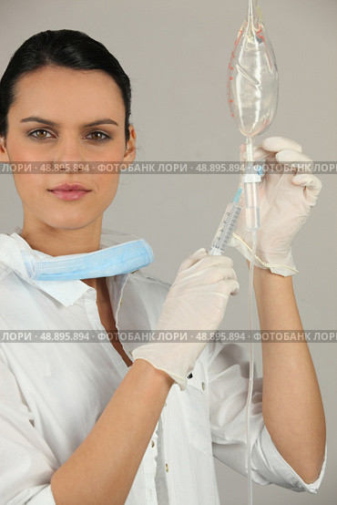 Nurse injecting medication. Стоковое фото, агентство Ingram Publishing / Фотобанк Лори