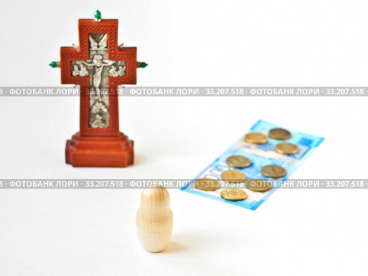 О выборе между служением Богу или маммоне. The concept of choosing between eternal and transitory values. White blurry background with money and a crucifix. Стоковое фото, фотограф Владимир Литвинов / Фотобанк Лори