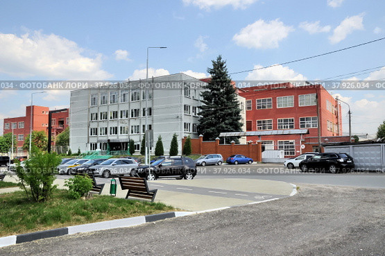 ОАО «Павловопосадская платочная мануфактура» (Старо-Павловская фабрика) на улице Каляева, 5 в Павловском Посаде Московской области (2022 год). Редакционное фото, фотограф stargal / Фотобанк Лори