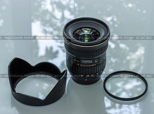 Объектив фирмы Tokina с переменным фокусным расстоянием 12-24 для системы Nikon (2023 год). Редакционное фото, фотограф Головкова Елена / Фотобанк Лори