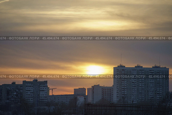 Облачный закат над Москвой весной (2019 год) Стоковое фото, фотограф YuryKara / Фотобанк Лори