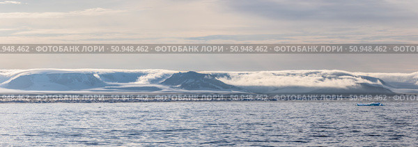 Облака лежат на островах архипелага Земля Франца-Иосифа. Стоковое фото, фотограф Юрий Шурчков / Фотобанк Лори