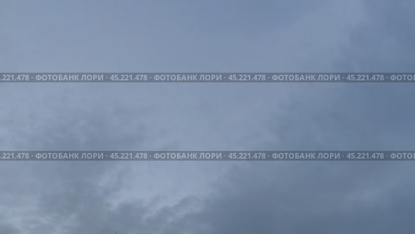 Облака плывут по небу. Синее небо с белыми перистыми облаками, которые медленно перемещаются по небу. Они расположены на разной высоте и на ходу изменяют свою форму и размер. темнеет. Стоковое видео, видеограф Andrew_Swarga / Фотобанк Лори