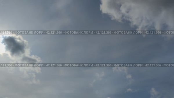 Облака плывут по небу в разные стороны. Облака на двух уровнях движутся по голубому небу. Сверху быстро движутся перистые облака, под ними медленно движутся кучевые облака. Стоковое видео, видеограф Andrew_Swarga / Фотобанк Лори