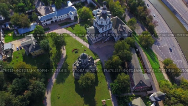 Облет древнего Андроникова монастыря в Москве. Съемка с квадрокоптера (2015 год). Стоковое видео, видеограф Сергей Полетаев / Фотобанк Лори