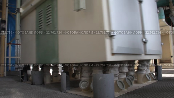 Оборудование мукомольной мельницы в работе. Стоковое видео, видеограф Олег Хархан / Фотобанк Лори