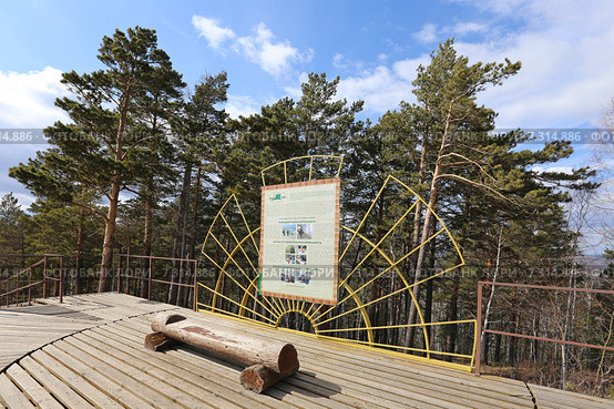 Оборудованная смотровая площадка весной, Красноярск (2015 год). Редакционное фото, фотограф Алексей Гусев / Фотобанк Лори