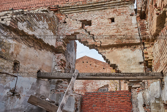 Обрушение кирпичного здания. Трещина, дыра в стене. Стоковое фото, фотограф Екатерина Якименко / Фотобанк Лори