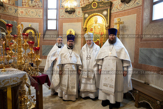 Общая фотография духовенства после священнической хиротонии в алтаре Троицкого собора города Реутов. Редакционное фото, фотограф Дмитрий Неумоин / Фотобанк Лори