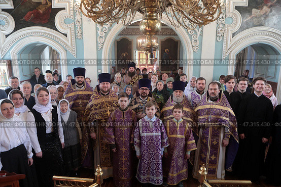Общая фотография общины в Николо-Архангельском храме Балашихи после литургии. Редакционное фото, фотограф Дмитрий Неумоин / Фотобанк Лори