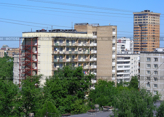 Общежитие Первого Московского государственного медицинского университета им. И. М. Сеченова. Двенадцатиэтажный блочный дом серии II-18/12. 11-я Парковая улица, 7 . Район Восточное Измайлово. Город Москва (2015 год). Стоковое фото, фотограф lana1501 / Фотобанк Лори