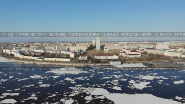 Общий вид на город Архангельск. Порт, ледоход и сухогрузы. Стоковое видео, видеограф Яковлев Сергей / Фотобанк Лори