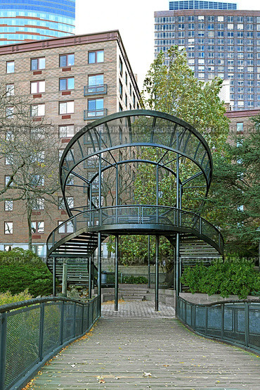 Observation deck overlooking Hudson River in South Cove Park, park in Battery Park. Manhattan, NYC. Редакционное фото, фотограф Валерия Попова / Фотобанк Лори