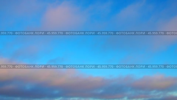 Observe dynamic flow of clouds against a vibrant blue sky, real time capture. Experience gradual shifts in skyscape during different moments in the day. Weather forecast. Climate change. Slow motion. Стоковое видео, видеограф Юлия Петровская / Фотобанк Лори