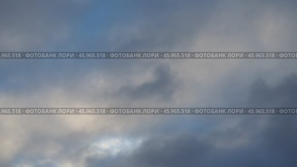 Observe dynamic flow of clouds against a vibrant blue sky, real time capture. Experience gradual shifts in skyscape during different moments in the day. Weather forecast. Climate change. Slow motion. Стоковое видео, видеограф Юлия Петровская / Фотобанк Лори