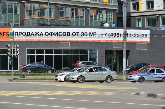 Объявление о продаже офисных помещений. Многофункциональный общественно-деловой центр YE’S. Митинская улица, 16. Район Митино. Город Москва (2016 год). Редакционное фото, фотограф lana1501 / Фотобанк Лори