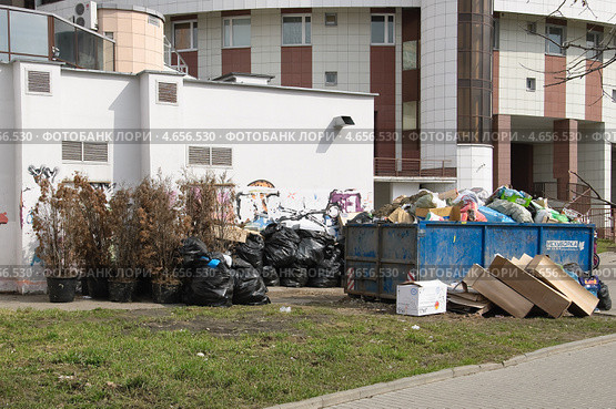 Обычная помойка в Москве (2012 год). Редакционное фото, фотограф Алёшина Оксана / Фотобанк Лори