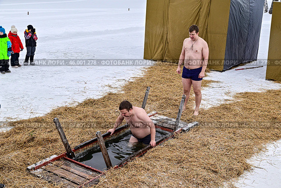 Очередь к ледяной купели. Крещение. 19 января. Редакционное фото, фотограф Александр Тараканов / Фотобанк Лори
