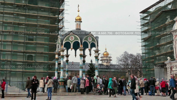 Очередь к святому источнику во время празднования Пасхи. Свято-Троицкая Сергиева Лавра, Сергиев Посад (2013 год). Редакционное видео, видеограф Кекяляйнен Андрей / Фотобанк Лори