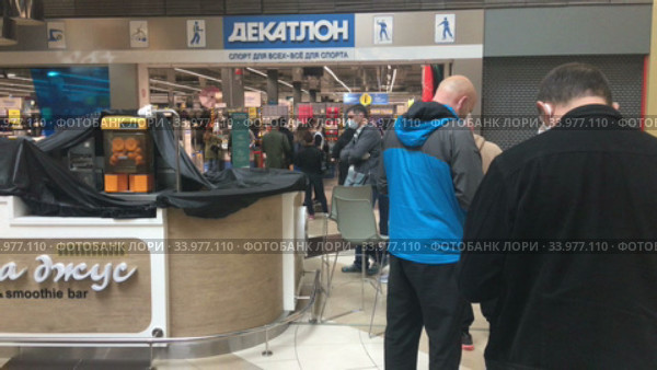 Очередь в пункт выдачи онлайн заказов в магазине Декатлон, Санкт-Петербург (2020 год). Редакционное видео, видеограф Кекяляйнен Андрей / Фотобанк Лори