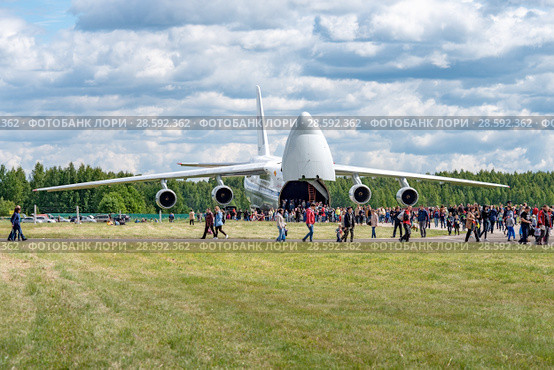 Очередь в самолет Ан-124 "Руслан", эродром Мигалово. Праздничные мероприятия, приуроченные к 75-летию со дня формирования 12-й гвардейской военно-транспортной авиационной Мгинской дивизии 196-го ВТАП (2018 год). Редакционное фото, фотограф Alexei Tavix / Фотобанк Лори