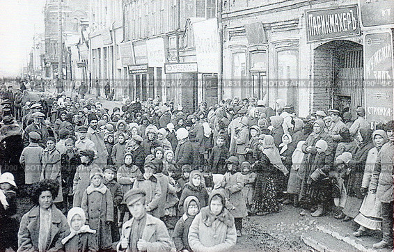 Очередь за продуктами. Петроград, февраль 1917 года. Редакционное фото, фотограф Сергей Елизарьев / Фотобанк Лори