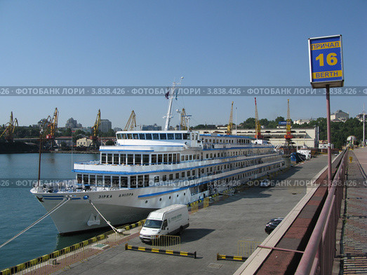 Одесса. Морской вокзал. Пассажирский теплоход "Звезда Днепра" у причала (2012 год). Редакционное фото, фотограф Елена Беклемищева / Фотобанк Лори