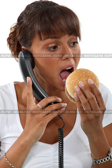 Office worker eating hamburger. Стоковое фото, агентство Ingram Publishing / Фотобанк Лори