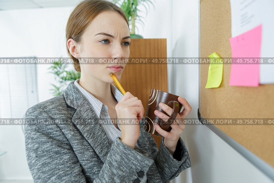 office worker reading the notes. Стоковое фото, агентство Ingram Publishing / Фотобанк Лори