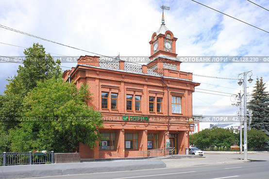 Офис банка Сбер на улице Большая Московская в центре Владимира. Building of Sberbank bank in Bolshaya Moskovskaya street, the center of Vladimir. Sunny summer view. (2023 год). Редакционное фото, фотограф Александр Кузнецов / Фотобанк Лори