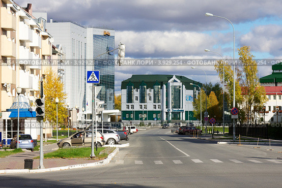 Офисы Газпрома и Запсибкомбанка на улице Ленина. Ханты-Мансийск (2012 год). Редакционное фото, фотограф Константин Безденежных / Фотобанк Лори