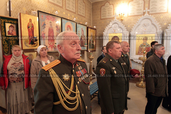 Офицеры в храме Александра Невского Софринской воинской части (2018 год). Редакционное фото, фотограф Дмитрий Неумоин / Фотобанк Лори