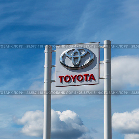 Официальный дилер Toyota - "Тойота Центр Невский". Рекламный щит.  Санкт-Петербург (2018 год). Редакционное фото, фотограф Александр Щепин / Фотобанк Лори