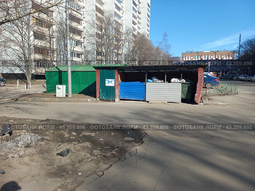 Огороженное сооружение с мусорными контейнерами на 14-ой Парковой улице. Район Восточное Измайлово. Город Москва (2023 год). Редакционное фото, фотограф lana1501 / Фотобанк Лори